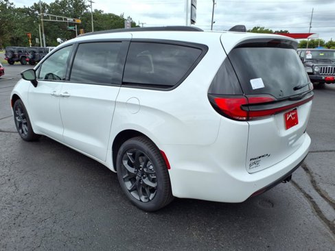 New 2026 Chrysler Pacifica Limited image 4