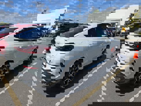 New 2026 BMW X6 xDrive40i w/ Climate Comfort Package image 2