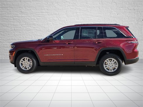 New 2025 Jeep Grand Cherokee Laredo image 2