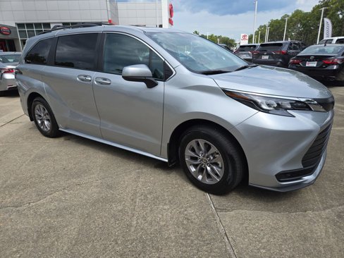 Certified 2025 Toyota Sienna LE image 9