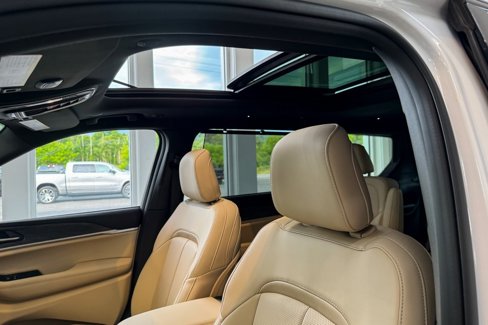 New 2025 Jeep Grand Cherokee L Limited w/ Luxury Tech Group II image 12