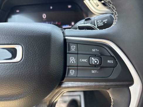 Used 2023 Jeep Grand Cherokee L Limited image 32