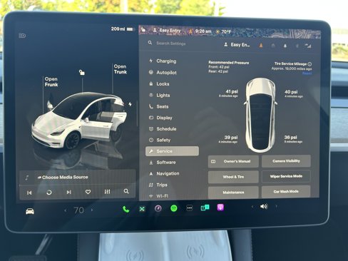 Used 2022 Tesla Model Y Long Range image 10