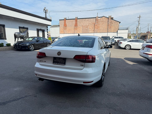 Used 2017 Volkswagen Jetta SE image 3