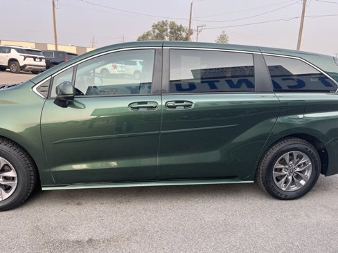 Used 2024 Toyota Sienna LE image 5
