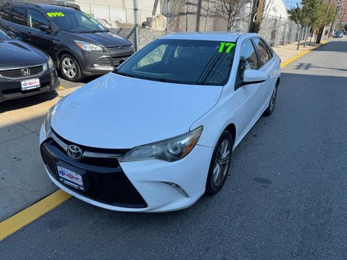 Used 2017 Toyota Camry SE image 3