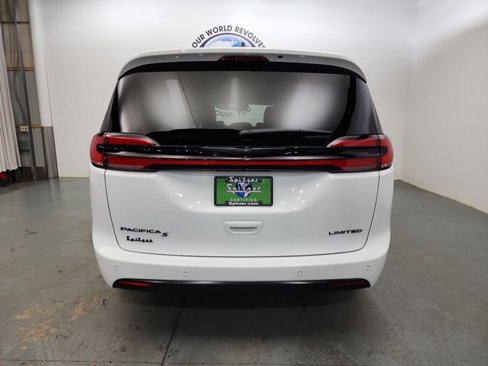 Used 2025 Chrysler Pacifica Limited image 8