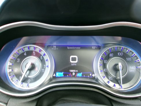 Used 2015 Chrysler 300 C image 8