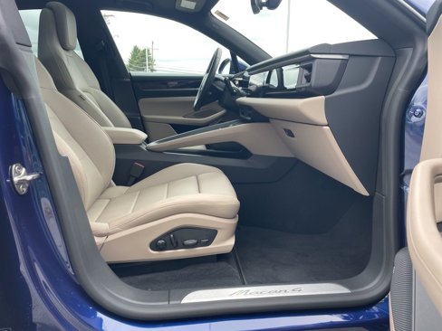 Used 2025 Porsche Macan 4 Electric image 18