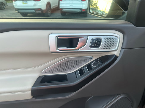 Used 2020 Ford Explorer Platinum w/ Premium Technology Package image 9