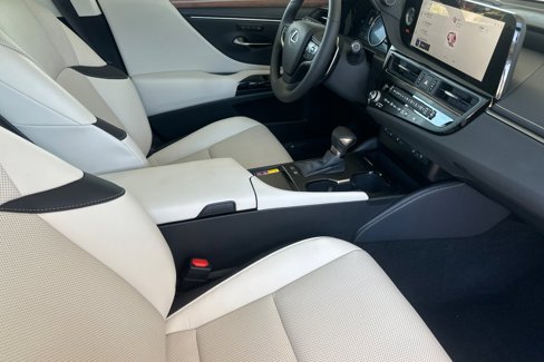 New 2025 Lexus ES 300h w/ Premium Package image 15