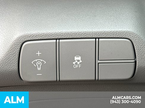 Certified 2025 Hyundai Elantra SEL image 40