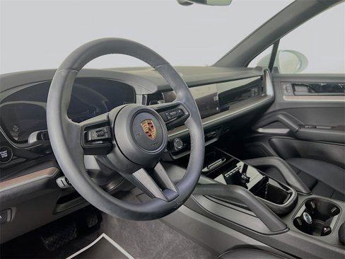 Used 2025 Porsche Cayenne image 4