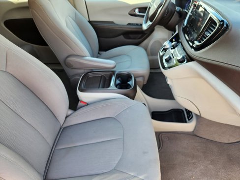 Certified 2021 Chrysler Pacifica Touring w/ Cold Weather Group image 14