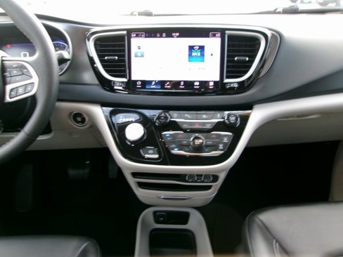 Used 2024 Chrysler Pacifica Touring-L image 14