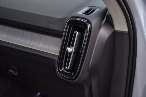 Certified 2025 Volvo XC40 B5 Ultra w/ Climate Package image 16