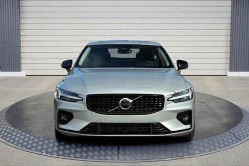 Used 2024 Volvo S60 B5 Core image 2