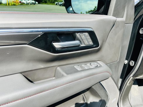 Used 2025 Chevrolet Suburban RST image 30