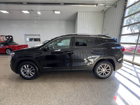 Used 2024 GMC Terrain SLT image 24