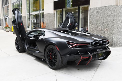 Used 2024 Lamborghini Revuelto image 4