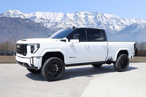 Used 2025 GMC Sierra 2500 AT4X image 2