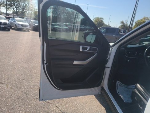 Used 2022 Ford Explorer XLT w/ Equipment Group 202A image 10