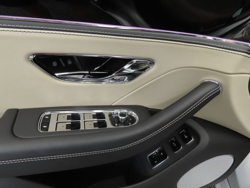 New 2025 Bentley Flying Spur V8 image 23
