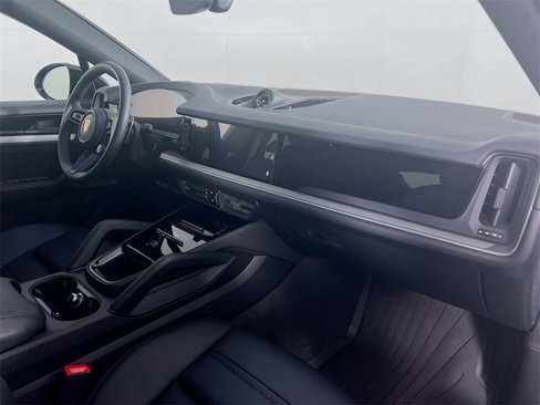 Used 2025 Porsche Cayenne Coupe image 31