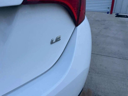 Used 2018 Toyota Corolla LE image 20