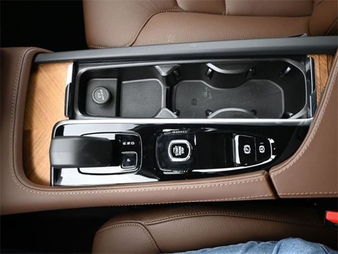 Used 2024 Volvo XC90 B6 Plus w/ Protection Package Premier image 10