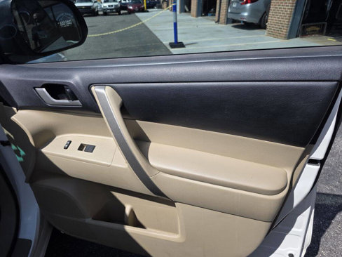 Used 2012 Toyota Highlander FWD image 24