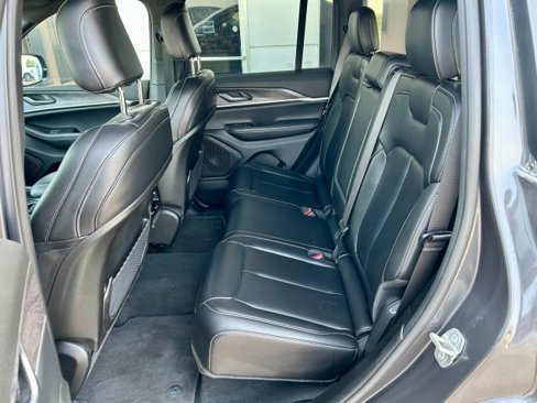 Used 2024 Jeep Grand Cherokee Limited image 16