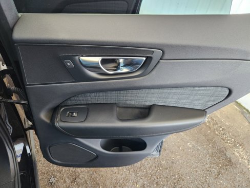 Used 2022 Volvo XC60 B5 Momentum image 19