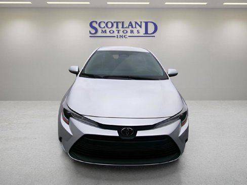 Used 2025 Toyota Corolla LE image 3