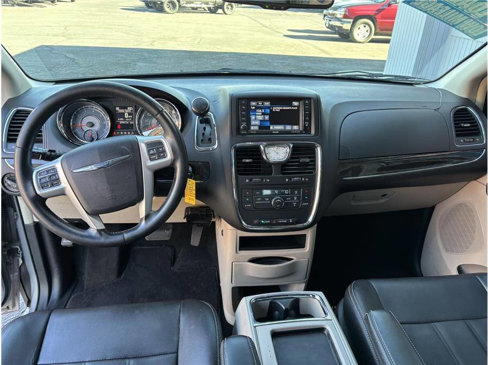 Used 2016 Chrysler Town & Country Touring image 10