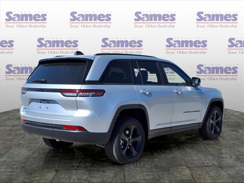 New 2025 Jeep Grand Cherokee Altitude image 4