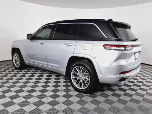 Used 2024 Jeep Grand Cherokee Summit w/ Luxury Tech Group V image 6