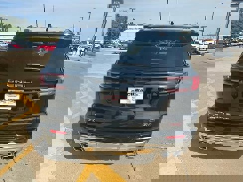 Used 2024 GMC Acadia Denali image 4