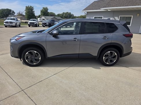 Used 2024 Nissan Rogue SV image 4