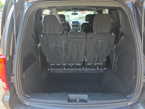 Used 2016 Dodge Grand Caravan SE image 16