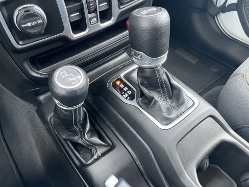Used 2025 Jeep Wrangler Sahara image 41
