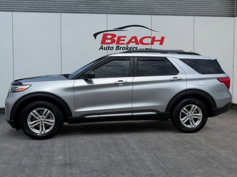 Used 2024 Ford Explorer XLT image 3