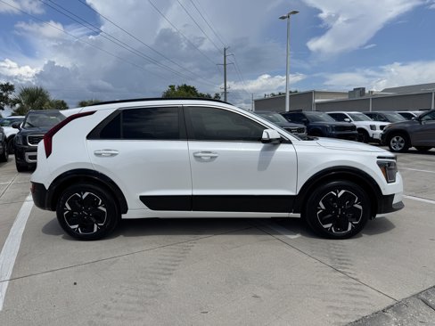 Certified 2024 Kia Niro Wave image 3