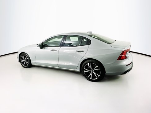 Used 2025 Volvo S60 B5 Plus image 4