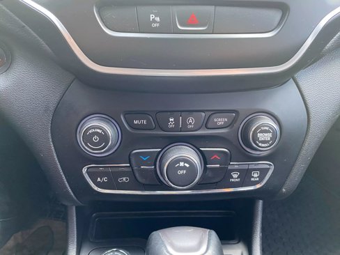 Used 2019 Jeep Cherokee Latitude Plus image 20