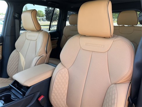 New 2025 Jeep Grand Cherokee Summit image 12