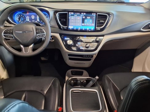 Used 2023 Chrysler Pacifica Touring-L image 17