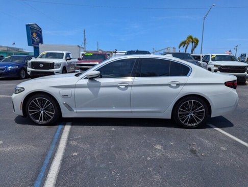 Used 2023 BMW 530e w/ Convenience Package image 4