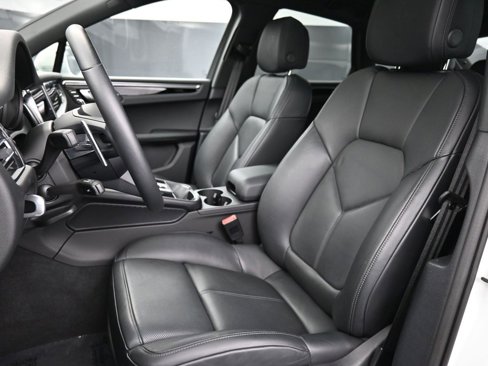 Certified 2025 Porsche Macan image 5