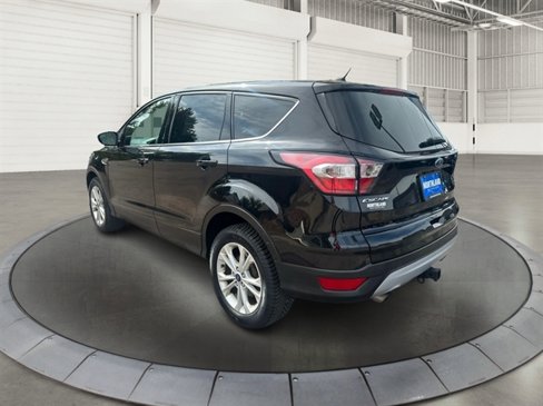 Used 2017 Ford Escape SE image 2